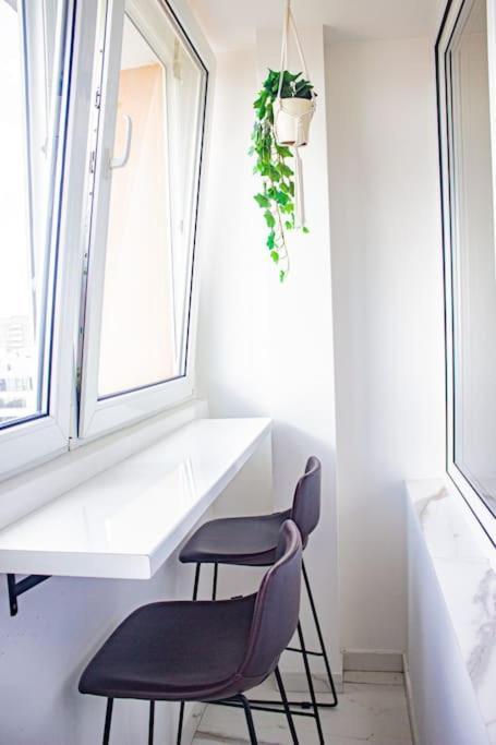 Central Apartment With Balcony And Views, Old Town, Metro Varsóvia Exterior foto