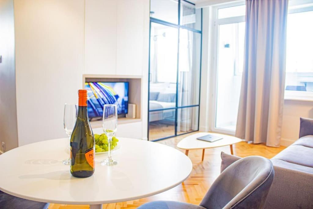 Central Apartment With Balcony And Views, Old Town, Metro Varsóvia Exterior foto